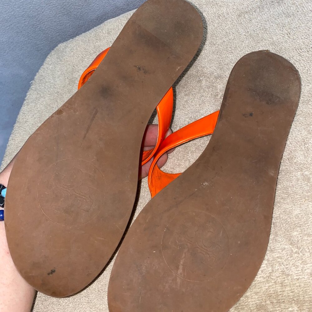 Tory Burch Orange Patent Leather Logo Thong Sandals Flip Flops Size 6.5 - Picture 6 of 7